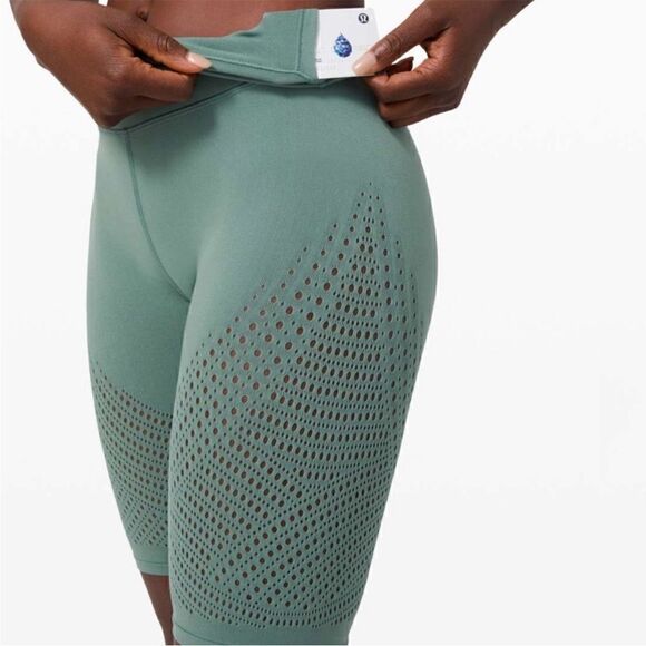 Lululemon Reveal HR Short in Digital Rain Size 10 - Picture 2 of 10